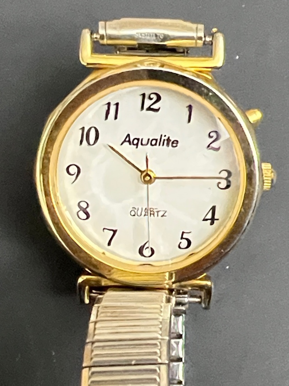 Quality Women's Gold-Tone Quartz Watch with Silver Stretch Band